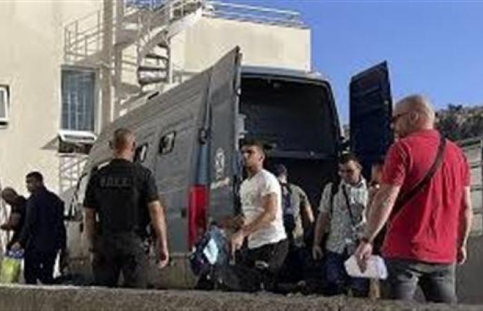 اليونان تطلق سراح مجموعة من المصريين في حادثة غرق سفينة مهاجرين - بوراق نيوز