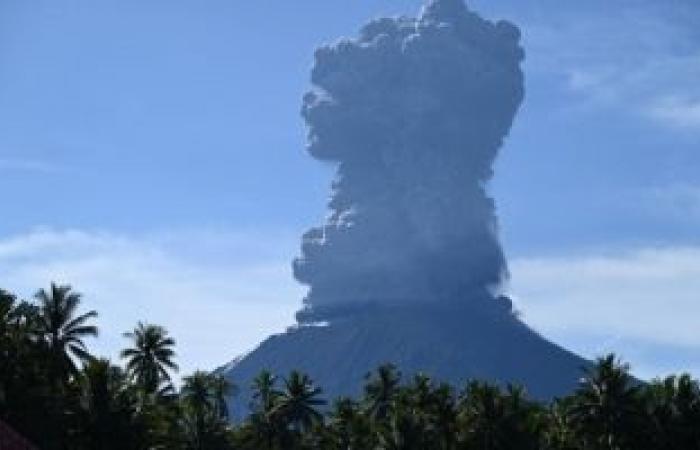 بركان جبل إيبو بإندونيسيا يثور والسلطات تحذر من فيضانات وحمم باردة - بوراق نيوز