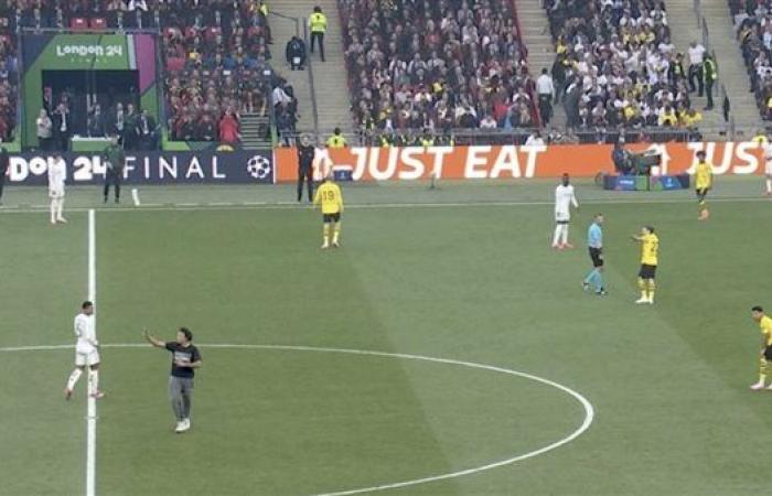 مشجع يقتحم ملعب نهائي دوري أبطال أوروبا (فيديو) - بوراق نيوز