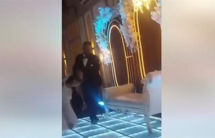 مشهد هز السوشيال ميديا.. عريس يسحل عروسه ويدفعها بقوة فى حفل زفافهما - بوراق نيوز