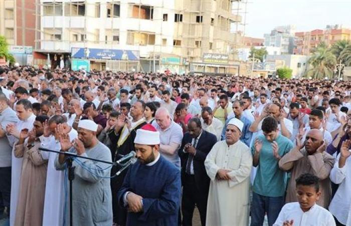 الآلاف من أهالى الغردقة يؤدون صلاة عيد الأضحى بمسجد الميناء - بوراق نيوز