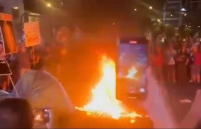 النيران تشتعل في تل أبيب للمطالبةً بإقالة الحكومة وإبرام صفقة مع حماس - بوراق نيوز