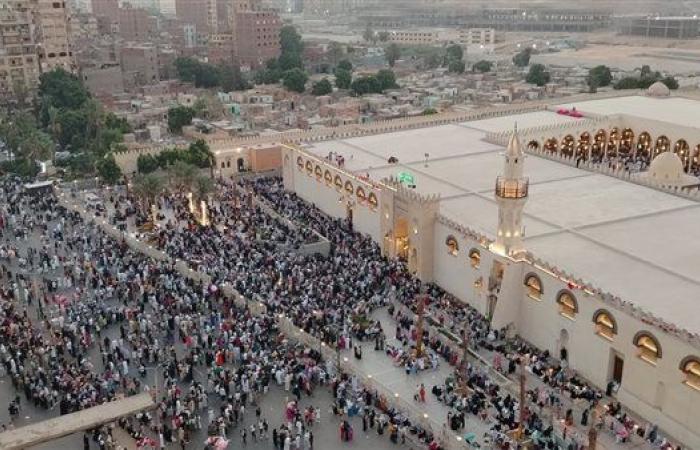 صور.. توافد المئات على مسجد عمرو بن العاص لآداء صلاة عيد الأضحى المبارك - بوراق نيوز