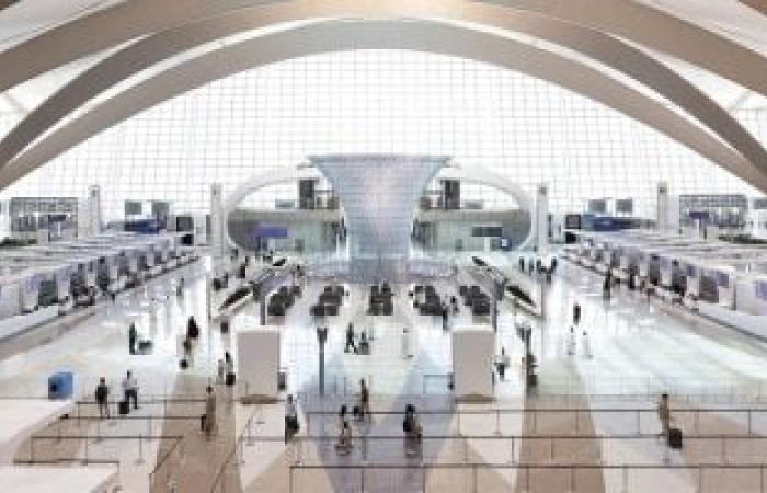 استقبال الحجاج  بالورود في مطار زايد - بوراق نيوز