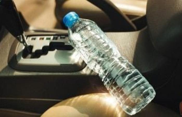 دراسة تحذِر: زجاجات المياه البلاستيكية تصبح سامّةً تحت الشمس - بوراق نيوز