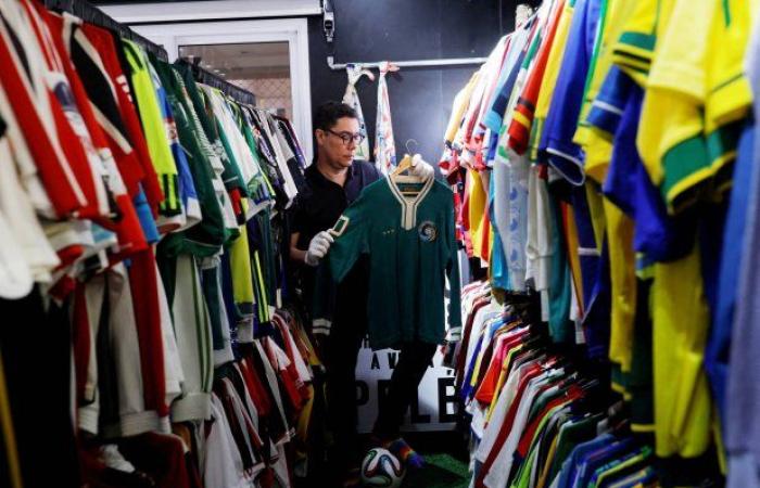 مشجع برازيلي يدخل التاريخ باقتناء 6101 قميص لكرة القدم - بوراق نيوز