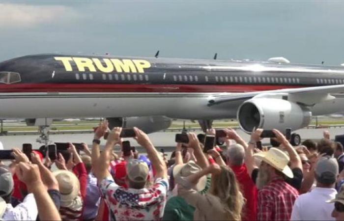الجماهير تقف لتحية ترامب فى مطار أتلانتا مقر المناظرة مع منافسه بايدن - بوراق نيوز