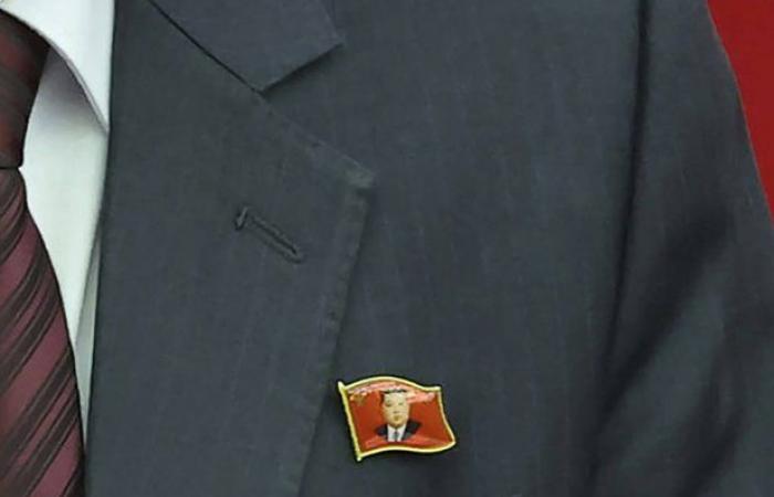 الـ«دبابيس» أحدث وسيلة لتبجيل كيم في كوريا الشمالية - بوراق نيوز