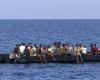 طاقم سفينة سياحية ينقذ ما يقرب من 70 مهاجرًا قبالة سواحل جزر الكناري - بوراق نيوز