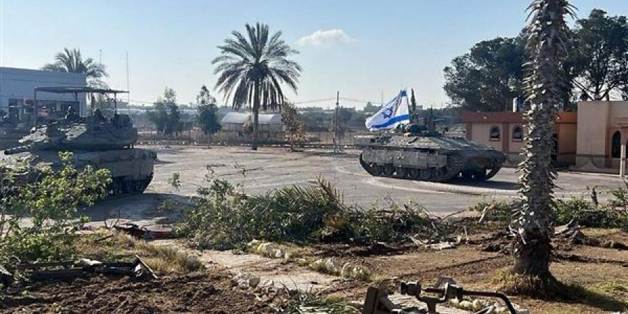 جيش الاحتلال ينشر صورا لدباباته عند الجانب الفلسطيني من معبر رفح.. فيديو - بوراق نيوز