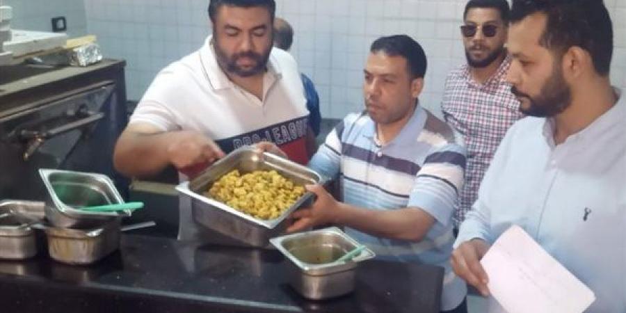 إعدام 1.5 طن أغذية فاسدة في حملة على المنشآت بأبوكبير - بوراق نيوز